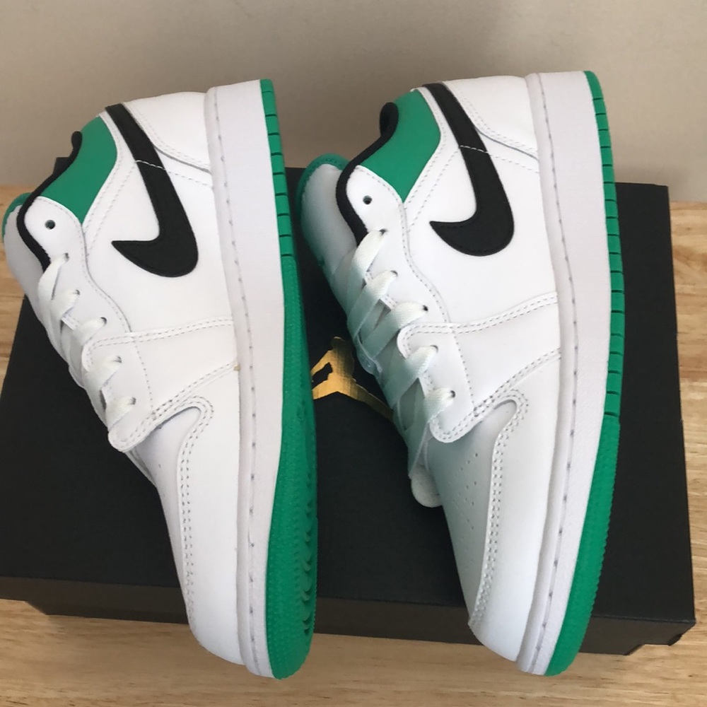 💚🤍NIKE AIR JORDAN 1 LOW GS SNEAKERS🤍💚 - Picture 6 of 13